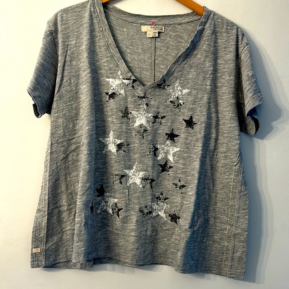 LABEL+thread Large Graphic Rebel V-neck Grey T-shirt with Stars detail